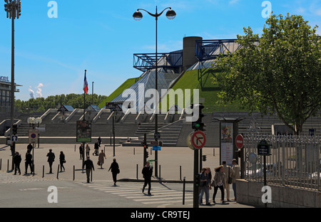 Palais Omnisports de Paris-Bercy, indoor sports arena. En plus de grandes manifestations sportives, l'établissement est utilisé pour des concerts. Banque D'Images