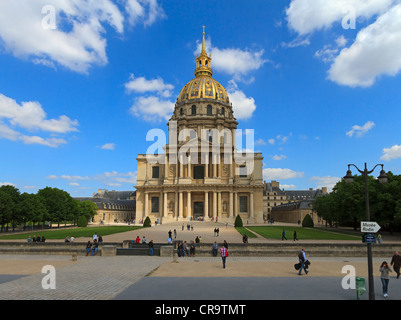 L'Eglise du Dome, construit comme une église royale par Louis XIV. Le dôme doré s'élève au-dessus de l'église et l'Hôtel des Invalides. Banque D'Images