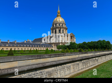 L'Hôtel des Invalides et de l'Eglise du Dome, Paris. Jardins à la française et d'un fossé sec entourent l'hôpital militaire pour anciens combattants de guerre français Banque D'Images