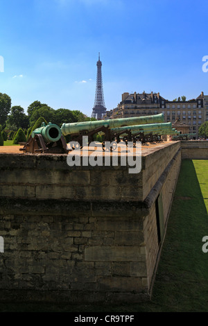 Canons historiques au-dessus du fossé sec des Invalides, Paris. Banque D'Images