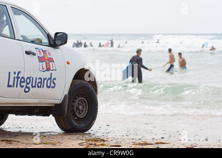 Un sauveteur assis dans son van tout en regardant la plage à garder en sécurité Banque D'Images