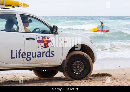Un sauveteur assis dans son van tout en regardant la plage à garder en sécurité Banque D'Images