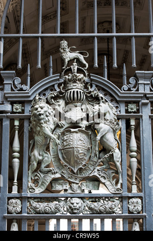 Armoiries royales sur HM Treasury gate. Londres. L'Angleterre Banque D'Images