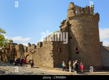 Les touristes par reste de tour ronde ou Moosie Toor et 12thc du palais épiscopal ruines dans Kirkwall, Orkney, Scotland, UK. Banque D'Images