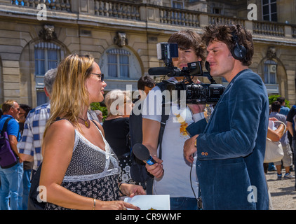 Paris, France, événements publics, Festival de musique du printemps, Fête de la musique, journaliste de télévision locale interviewe une participante, au palais présidentiel, journalistes du palais de l'Elysée travaillant, journaliste de presse Banque D'Images