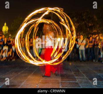 Paris, France, événements publics, Spring Music Festival, 'Fête de la musique', jeune artiste de l'incendie, dans la nuit Banque D'Images