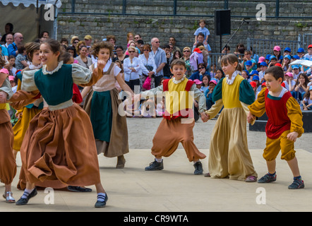 Paris, France, événements publics, Festival de musique de printemps, Fête de la musique, spectacle de danse traditionnelle pour enfants, dans les Arènes de Lutèce, événement gratuit france, enfants d'âge moyen Banque D'Images