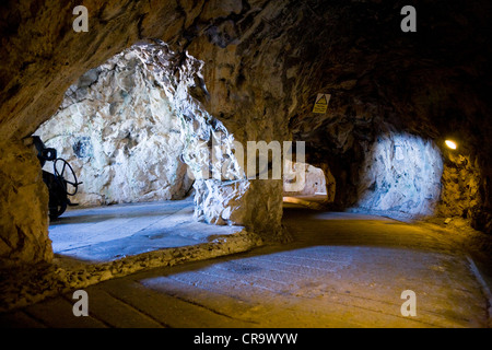 Deux embrasures (ouvertures / windows / cannon / ports d'armes à feu) à l'intérieur du Great Siege tunnels / tunnel dans / sur le rocher de Gibraltar Banque D'Images