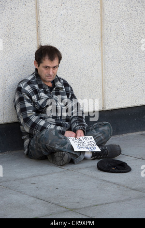 Homme mendier dans les rues de Londres Banque D'Images