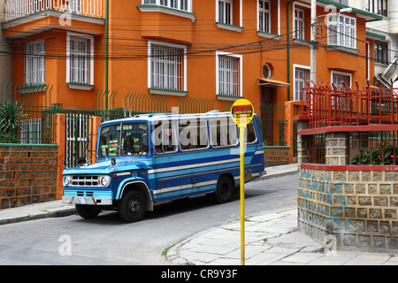 Bus public Micro signe de passage souterrain de l'avertissement de l'approvisionnement en gaz domestique pipeline dans une banlieue résidentielle, La Paz, Bolivie Banque D'Images