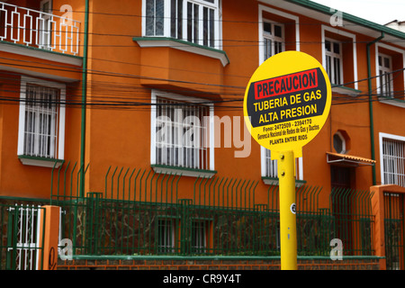 Avertissement signe de l'emplacement de parking souterrain de gaz domestique à haute pression dans une banlieue résidentielle de pipeline, La Paz, Bolivie Banque D'Images