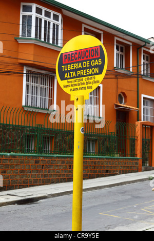 Avertissement signe de l'emplacement de parking souterrain de gaz domestique à haute pression dans une banlieue résidentielle de pipeline, La Paz, Bolivie Banque D'Images