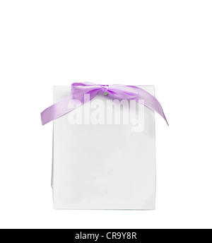 Vide remarque avec purple bow isolated on white Banque D'Images