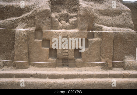 Croix andine ou symbole Chakana dans des temples, palais Tschudi, Chan Chan, près de Trujillo, Pérou Banque D'Images