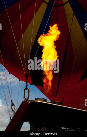 Flamme dorée de brûleurs dans un ballon à air chaud sur le Masai Mara National Reserve, Kenya, Afrique de l'Est. Banque D'Images