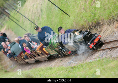 Un train à vapeur miniature mettant un train de touristes à un country park Banque D'Images