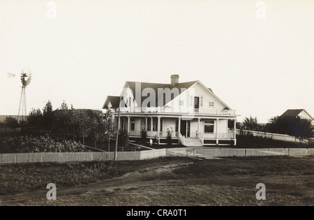 Deux enfants à la Chambre Maison de ferme avec moulin Banque D'Images