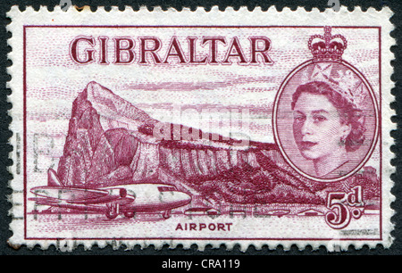 GIBRALTAR - VERS 1953 : timbre imprimé dans la Gibraltar, montre l'avion et l'aéroport, vers 1963 Banque D'Images