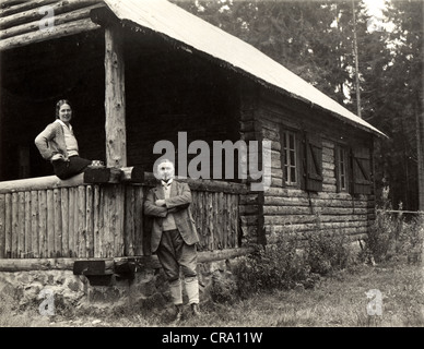 Couple élégant à Log Cabin in the Woods Banque D'Images