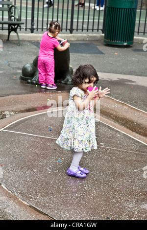 Petite fille humide en robe d t fleurie et d coratifs crocs h site