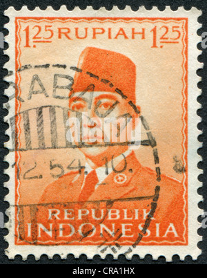 Indonésie - circa 1951 : timbre imprimé dans l'Indonésie, présente le premier président de l'Indonésie, Sukarno, vers 1951 Banque D'Images