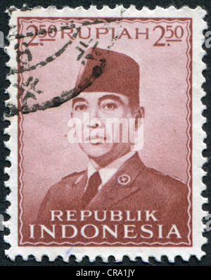 Indonésie - circa 1951 : timbre imprimé dans l'Indonésie, présente le premier président de l'Indonésie, Sukarno, vers 1951 Banque D'Images