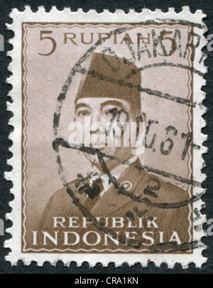 Indonésie - circa 1951 : timbre imprimé dans l'Indonésie, présente le premier président de l'Indonésie, Sukarno, vers 1951 Banque D'Images