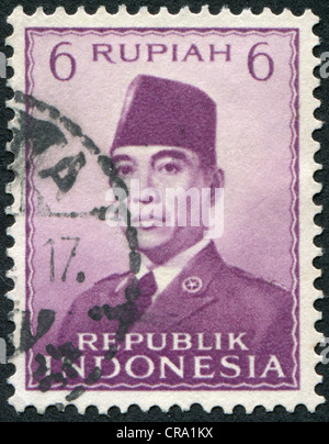 Indonésie - circa 1951 : timbre imprimé dans l'Indonésie, présente le premier président de l'Indonésie, Sukarno, vers 1951 Banque D'Images