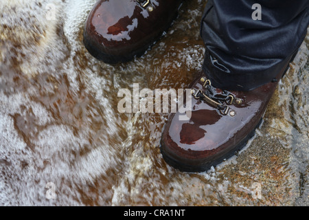 Chaussures de randonnée par temps humide Banque D'Images