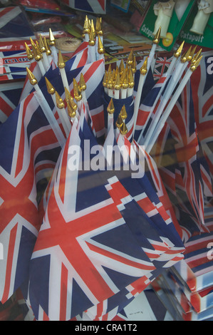 Un ensemble de petits drapeaux de l'Union européenne en vente dans une vitrine, prêt pour la célébrations du Jubilé de diamant de la Reine en 2012. Dorset, Angleterre, Royaume-Uni. Banque D'Images