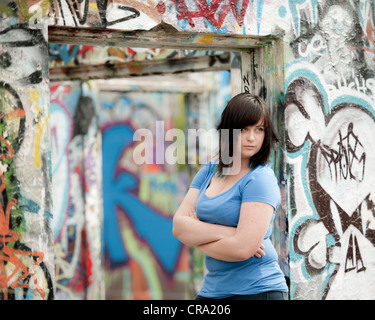 Teenage girl with design funky contre fond de murs peinée graffiti Banque D'Images