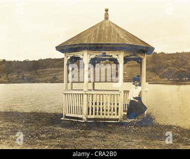 Jeune fille en petit Gazebo Victorien Banque D'Images