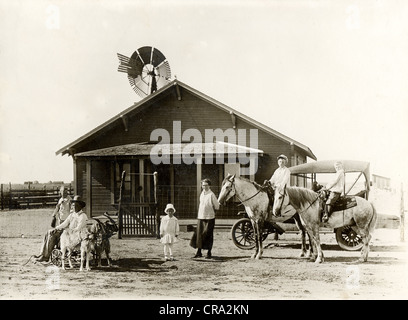 Famille de six de l'ouest en face de Petit Ranch Cottage Banque D'Images