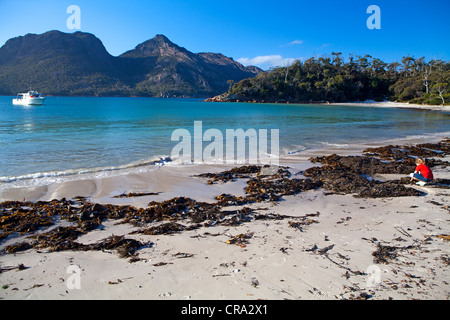 Vue sur Wineglass Bay à des risques dans le parc national de Freycinet Banque D'Images