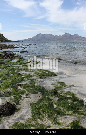 Isle of Rum vu de baie de Liag Isle of Eigg Ecosse Mai 2012 Banque D'Images