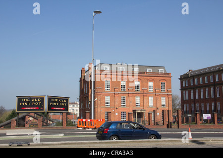 The Crescent, avec l'Université de Salford Salford building Adelphi House sur la droite et "l'ancien Pint Pot' pub sur la gauche. Banque D'Images