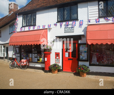 Village de Woolpit avec drapeaux et banderoles pour célébrer le jubilé de diamant de la Reine Elizabeth, juin 2012, Suffolk, Angleterre Banque D'Images