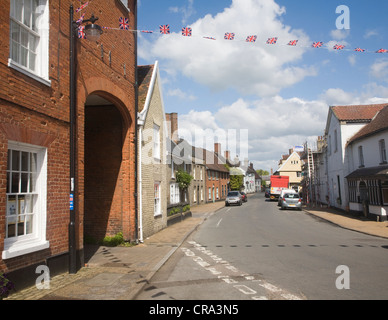 Village de Woolpit avec drapeaux et banderoles pour célébrer le jubilé de diamant de la Reine Elizabeth, juin 2012, Suffolk, Angleterre Banque D'Images