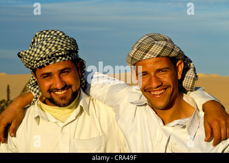 Deux amis bédouins dans le désert, Siwa, Égypte, Afrique Banque D'Images