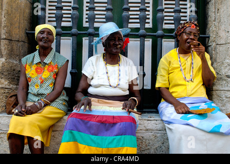 Les femmes âgées fumer des cigares, La Havane, Cuba, Caraïbes Banque D'Images