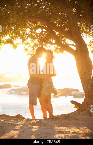 Couple hugging in park Banque D'Images