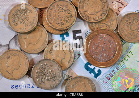 Notes cinq livres et pièces livre UK Banque D'Images