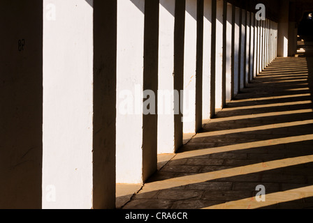 Colonnade et ombres dans la Pagode Shwezigon à Bagan, Myanmar, Birmanie, Asie du Sud, Asie Banque D'Images
