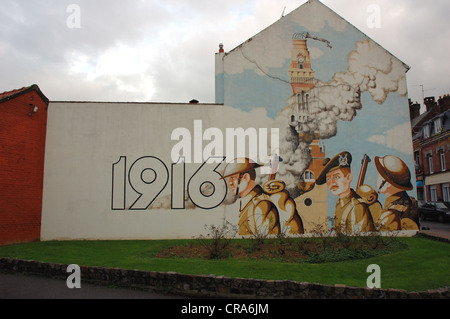 Peinture murale sur une maison à Albert illustrant une scène de la bataille de la Somme, 1916. La vraie église est au bout de la rue. Banque D'Images