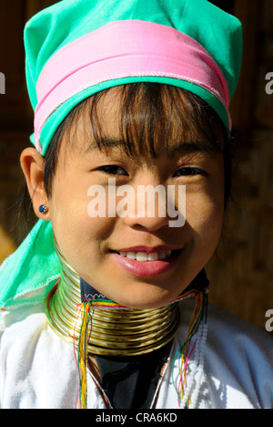 Jeune fille de la tribu Padaung Karen ou du cou, au Lac Inle, Myanmar, Birmanie, Asie du Sud, Asie Banque D'Images