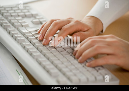 Les mains sur un clavier d'ordinateur Banque D'Images