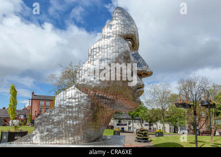 La statue de Rick Kirby intitulé le visage de Wigan à l'Wiend dans le centre-ville. Banque D'Images