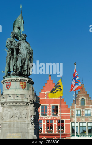 Statue de Jan Breydel et Pieter de Coninck, héros populaire, sur la place du marché Grote Markt, dans le centre historique de Bruges Banque D'Images