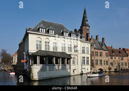 Bateaux sur le Dijver près de l'hôtel Duc de Bourgogne, Bruges, Flandre, Belgique, Europe Banque D'Images