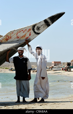 Les hommes posant devant leur en boutre Sur, Oman, Middle East Banque D'Images